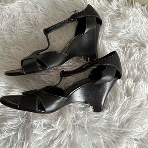 Circa Joan & David Black Leather HELAINE 6.5 M Wedge Heel Sandal Peeptoe T-strap